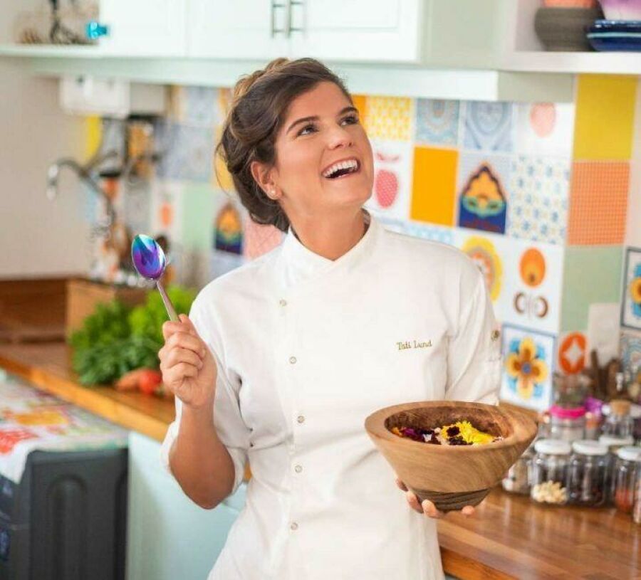 Imagem A-chef-Tati-Lund-traduziu-a-biodiversidade-brasileira-em-um-menu-totalmente-vegetal-e-criativo